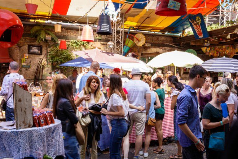 שוק סימפלה הונגריה (The Szimpla Sunday Farmers' Market)